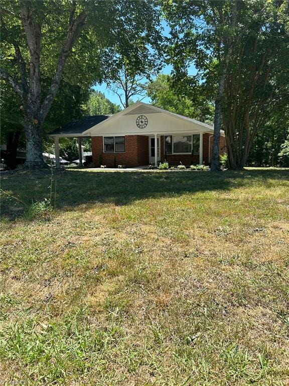 single story home with a front yard