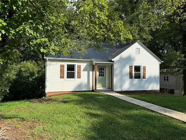 view of front facade with a front yard