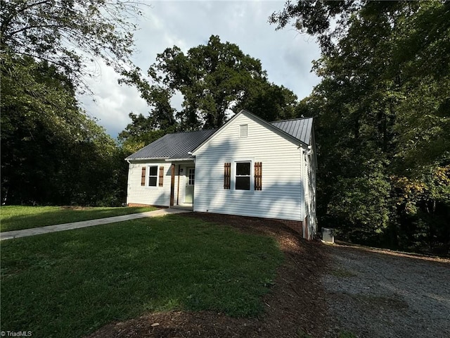 view of front of house with a front lawn