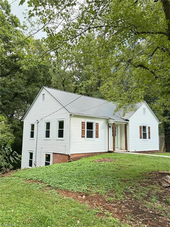 view of front facade with a front lawn