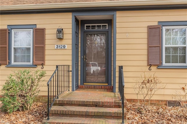 entrance to property featuring crawl space