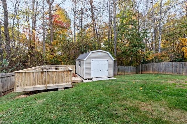 view of yard featuring a storage unit