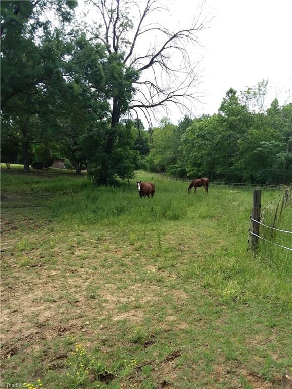 view of yard featuring a rural view