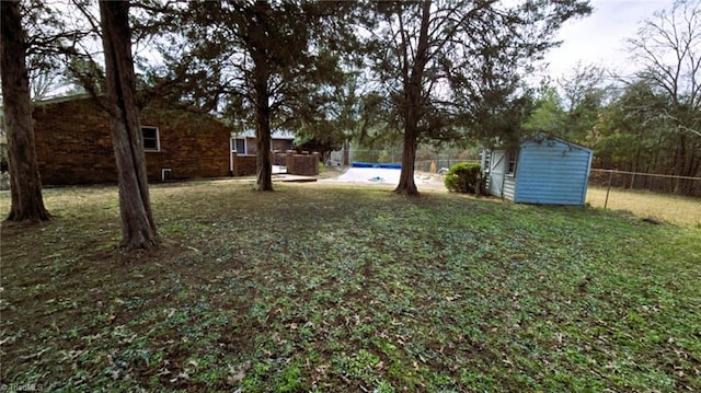 view of yard featuring a shed