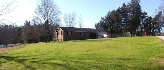 view of yard with an outbuilding