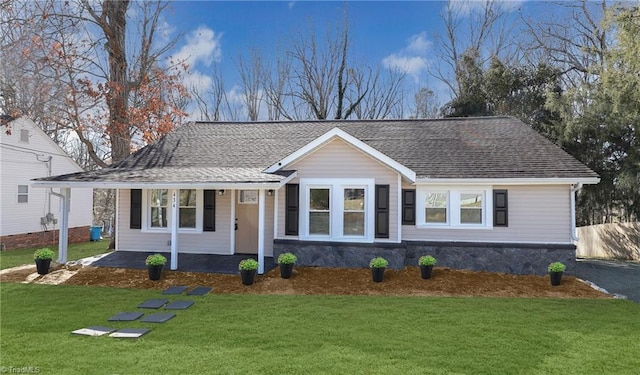 view of front of home featuring a front yard