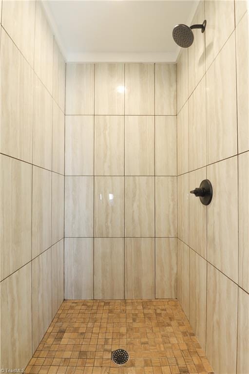 bathroom featuring tiled shower