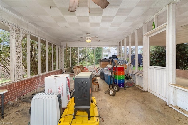 sunroom / solarium featuring a ceiling fan
