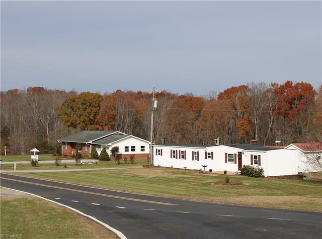 single story home with a front lawn