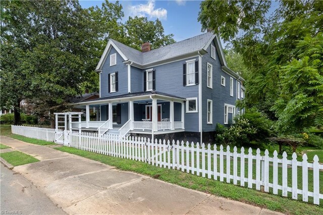 view of front facade featuring a porch and a front lawn