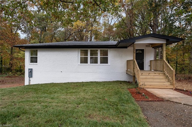 view of front of home featuring a front yard