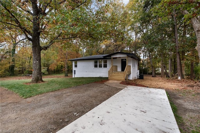 view of front facade with a front lawn