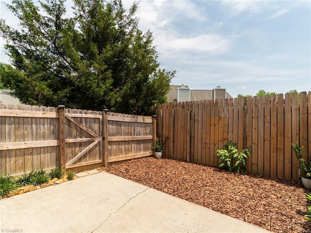 10 Cedar Knoll Ct, Greensboro, NC 27407 - fenced backyard featuring a patio and a gate