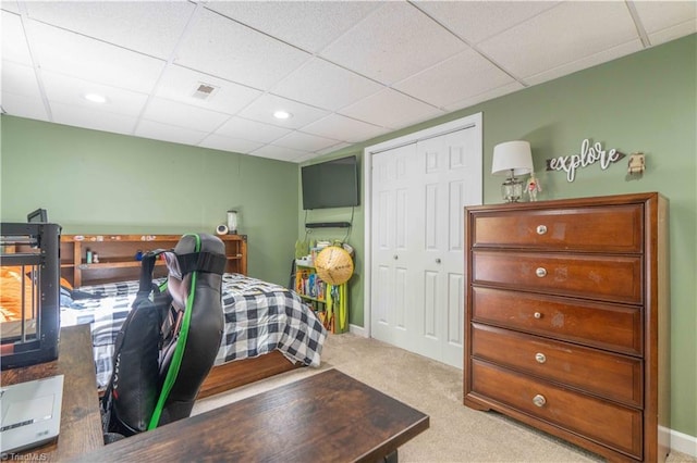 carpeted bedroom featuring visible vents, recessed lighting, a drop ceiling, and a closet