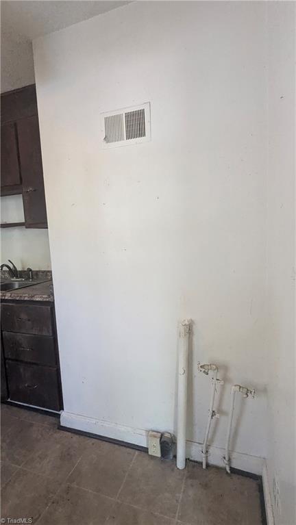 2806 Robin Hood Dr, Greensboro, NC 27408 - interior space featuring visible vents and a sink
