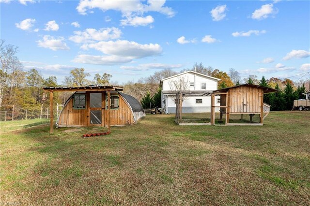 view of yard with an outdoor structure