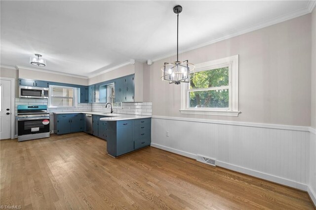 kitchen featuring stainless steel appliances, light hardwood / wood-style floors, tasteful backsplash, and blue cabinetry