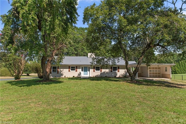 view of front facade featuring a front yard