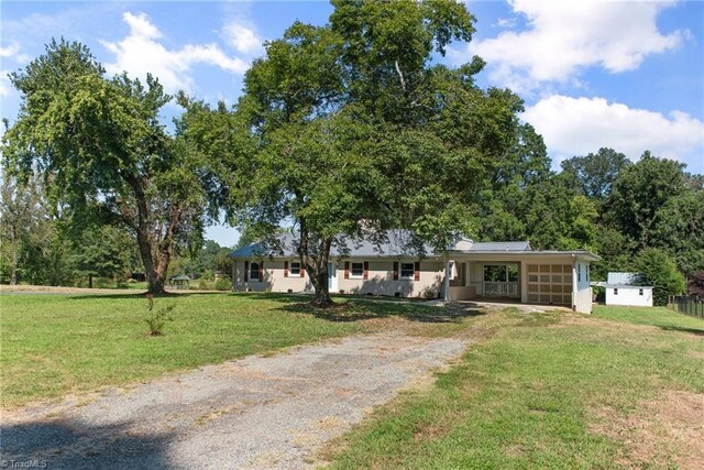 single story home featuring a front yard