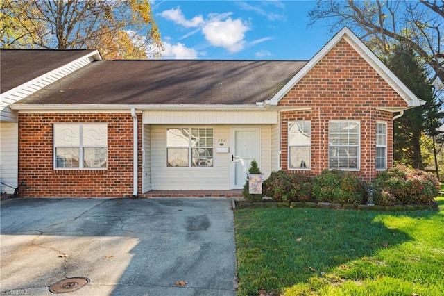 view of front of home featuring a front yard