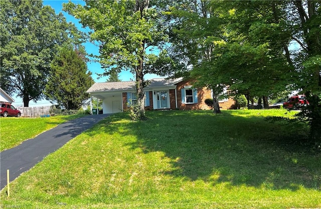 ranch-style house featuring a front yard