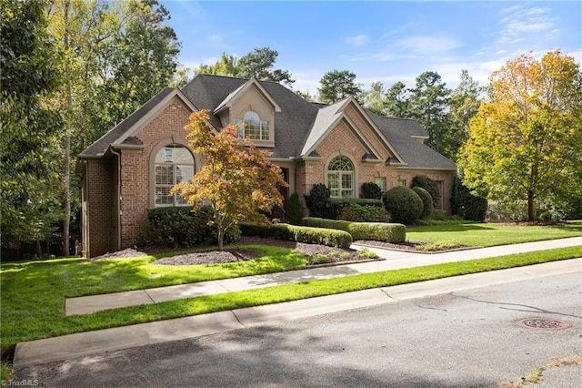 view of front property featuring a front yard