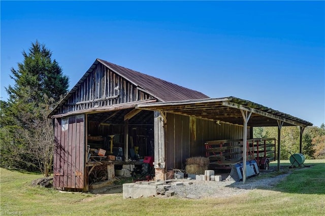 view of outdoor structure featuring a yard