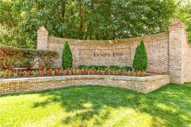 community / neighborhood sign featuring a lawn