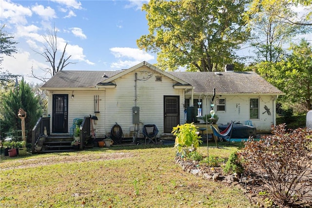 back of house featuring a lawn