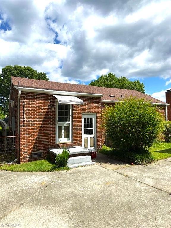 211 Hermitage Rd, Greensboro, NC 27403 - view of front of house with brick siding