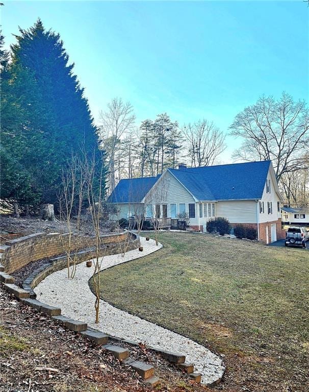 view of front facade featuring a front lawn and an attached garage