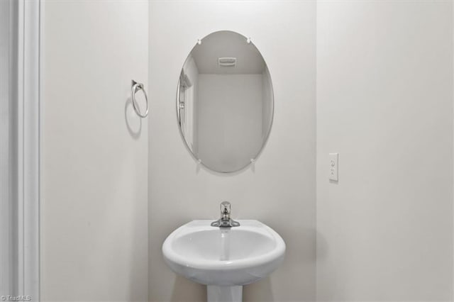 bathroom featuring a sink