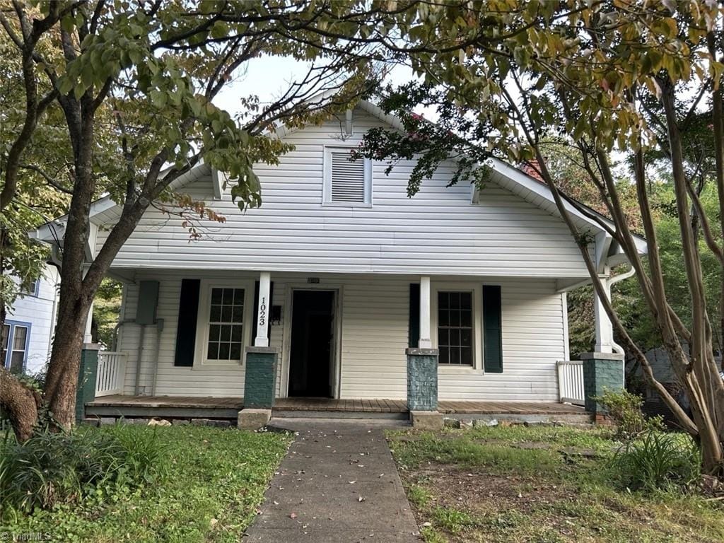 view of front facade featuring covered porch