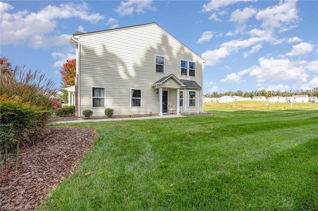 view of front of property featuring a front lawn