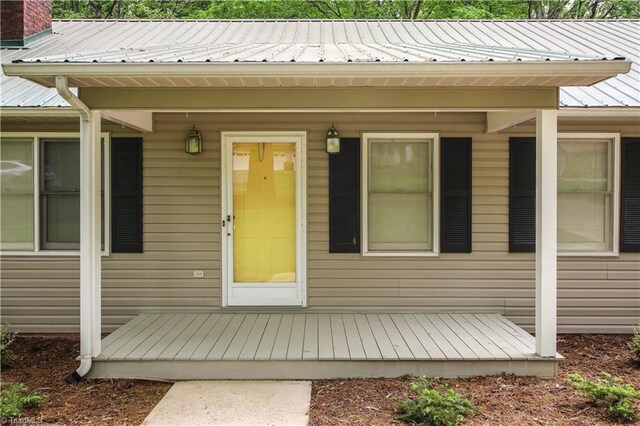 entrance to property featuring a porch