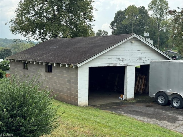 garage featuring a lawn