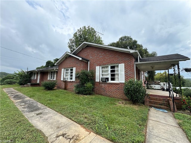 view of front of property featuring a front lawn