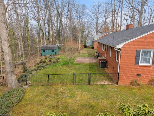 view of yard featuring a fenced backyard, a gate, cooling unit, and an outdoor structure