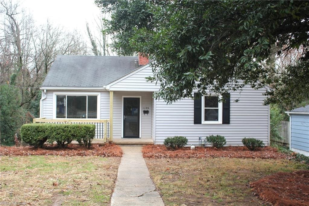 view of front of home featuring a front yard