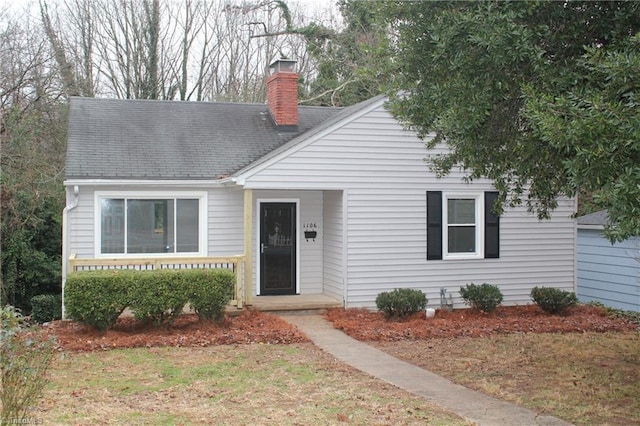 view of front of home featuring a front lawn