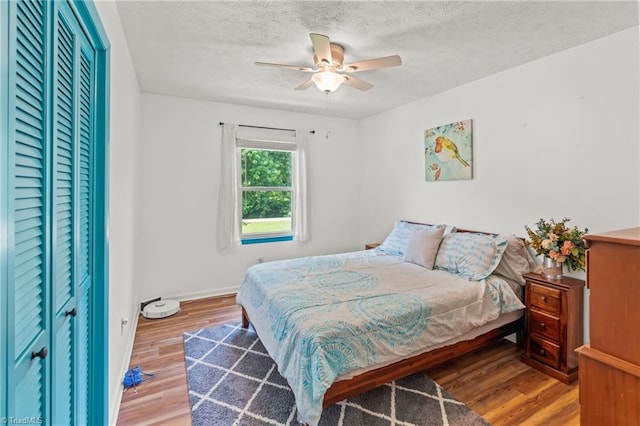 2664 Old Thomasville Rd, Winston-Salem, NC 27107 - bedroom featuring wood finished floors, a textured ceiling, a ceiling fan, and a closet