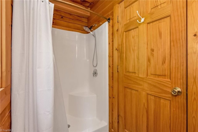 full bath featuring curtained shower