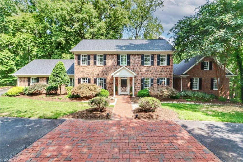 colonial home featuring a front yard