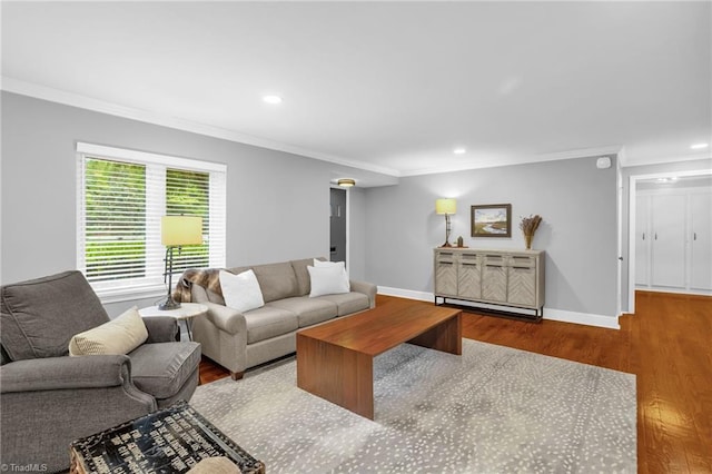 living room featuring ornamental molding, wood finished floors, recessed lighting, and baseboards
