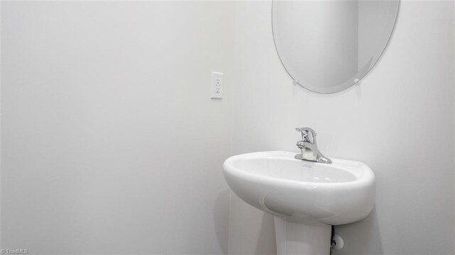 1372 Amberview Ln, Kernersville, NC 27284 - bathroom featuring a sink