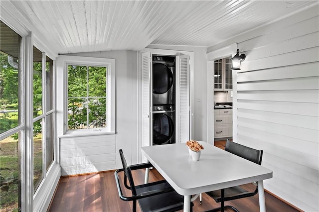 sunroom / solarium with stacked washer / drying machine and lofted ceiling
