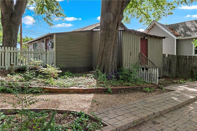 view of front of house featuring fence