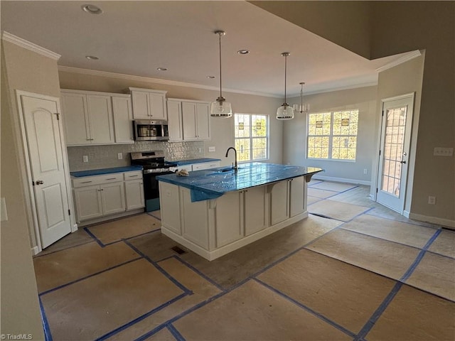 kitchen with tasteful backsplash, crown molding, appliances with stainless steel finishes, an island with sink, and white cabinets