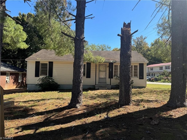 view of front of home featuring a front yard