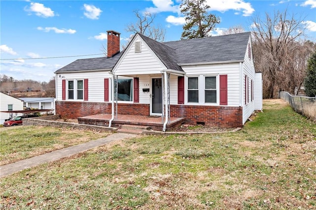 bungalow featuring a front lawn